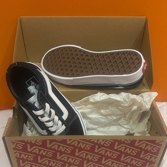 NEW KIDS Vans Classic Black and White Low-Tops size 1 - Picture 4 of 6